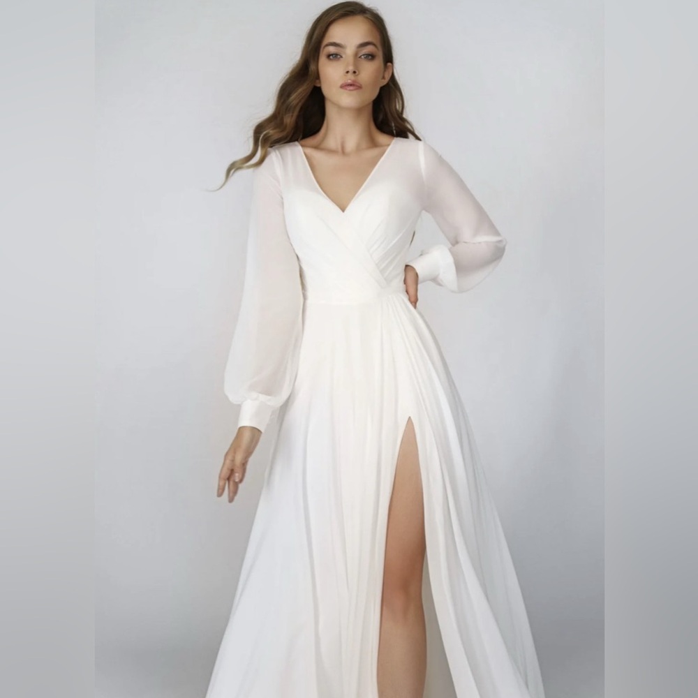 Martha Wedding Dress – White, Long Sleeves, Size US 4 (Brand New)
